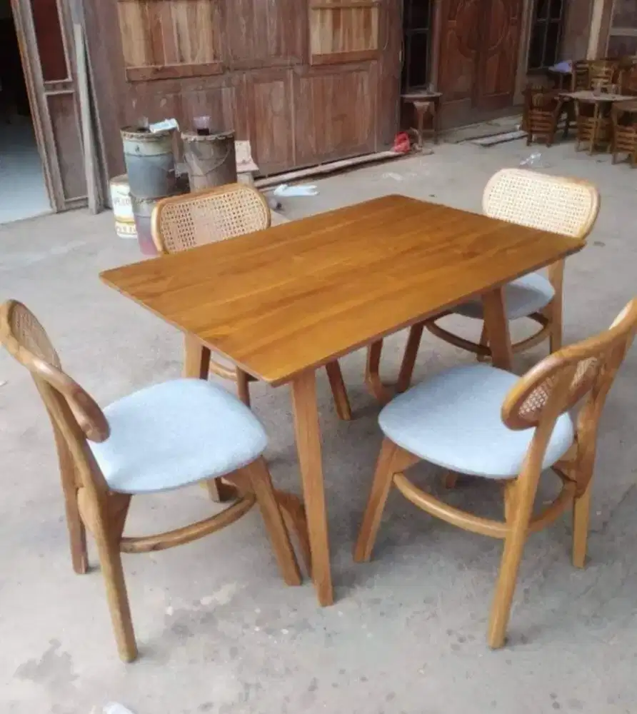 Set meja makan minimalis modern