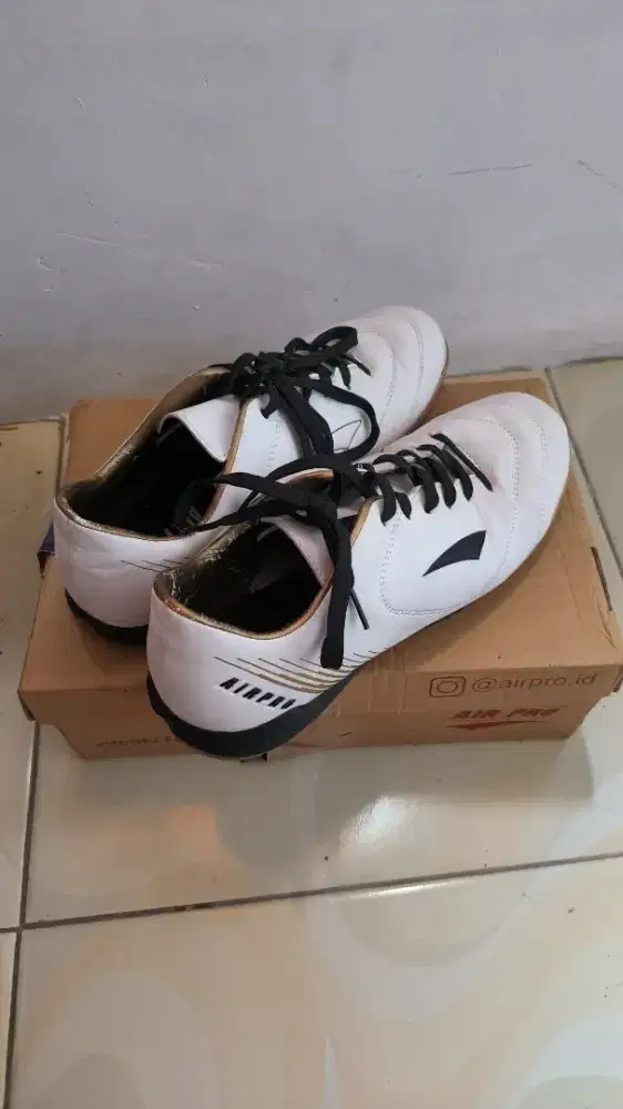 Sepatu futsal airpro Forza white
