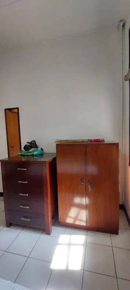 Lemari pakaian jati