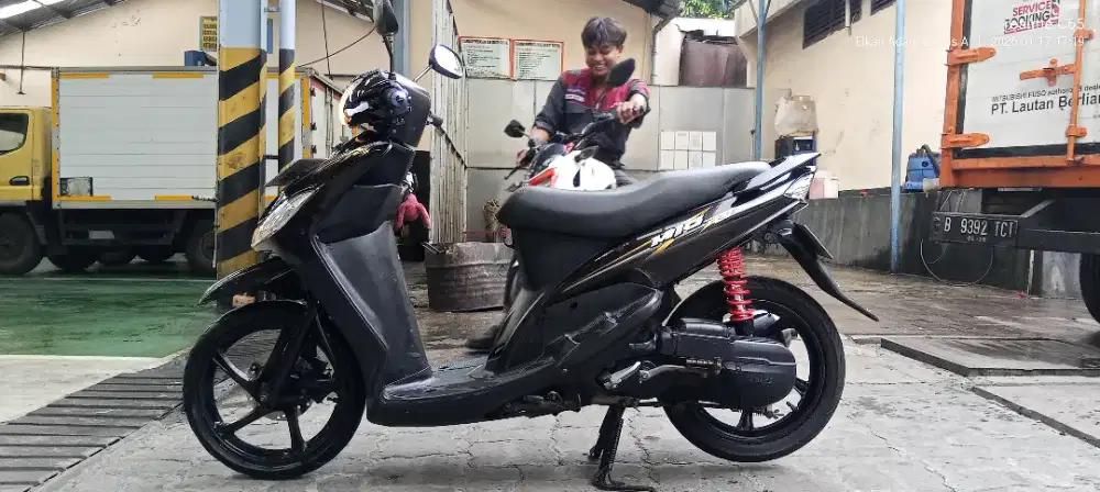Jual MIO 2011 body & warna ori .