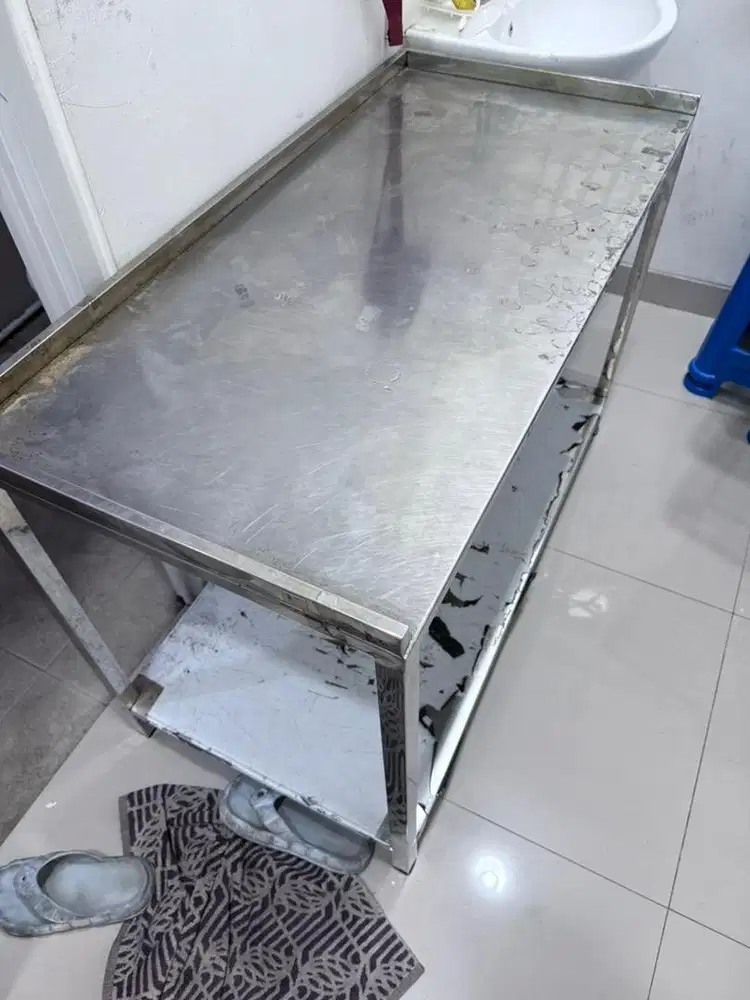 Meja stainless steel seperti baru