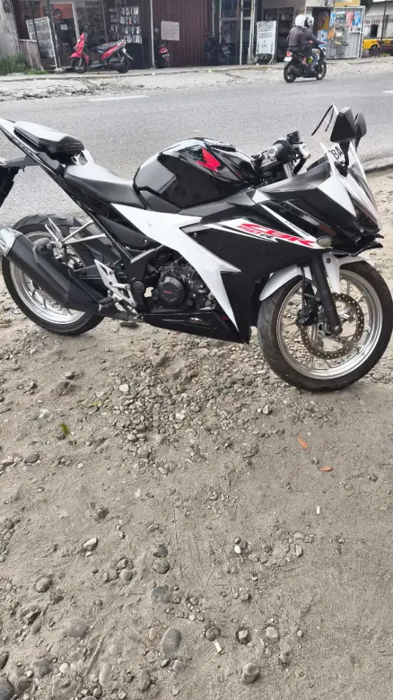 CBR 150R Black White