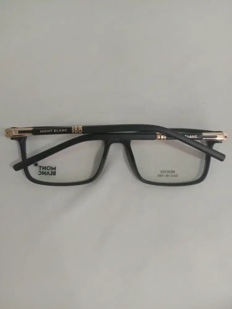 Kacamata MontBlanc.