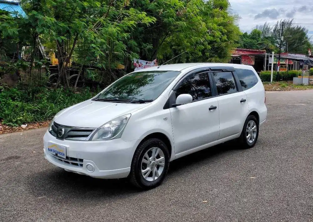 NISSAN GRAND LIVINA SV 1.5 AT 2013