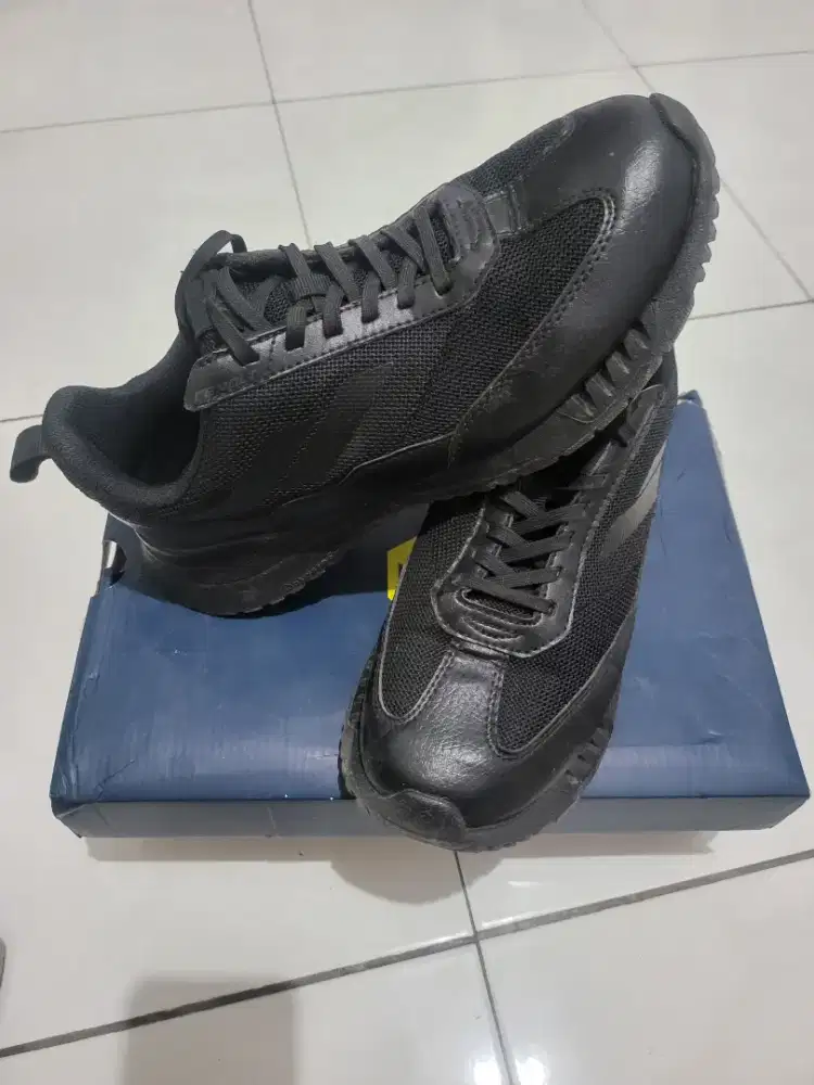 Sepatu full black Mills no.40