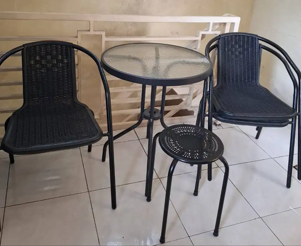 Dijual Set Meja Kursi Teras Monokrom