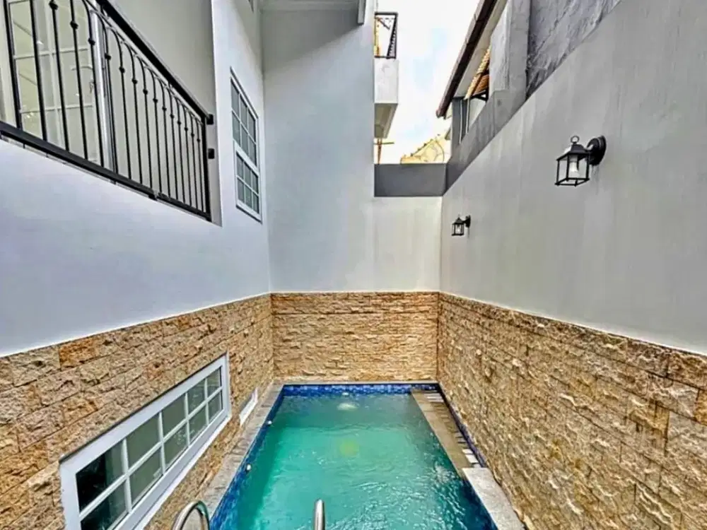 RUMAH BARU DESAIN MODERN , KOLAM RENANG, BEBAS BANJIR PEJATEN BARAT