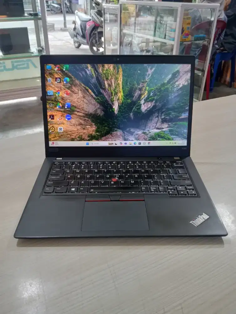 Lenovo X390 Intel Core i5 gen8 RAM 16/256 GB keyboard Berlampu