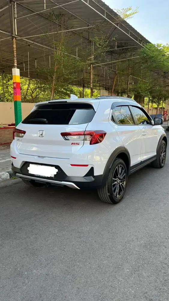 Dijual Honda WRV tahun 2023 warna putih.
(Type sensing 1.5 RS CVT Z)
