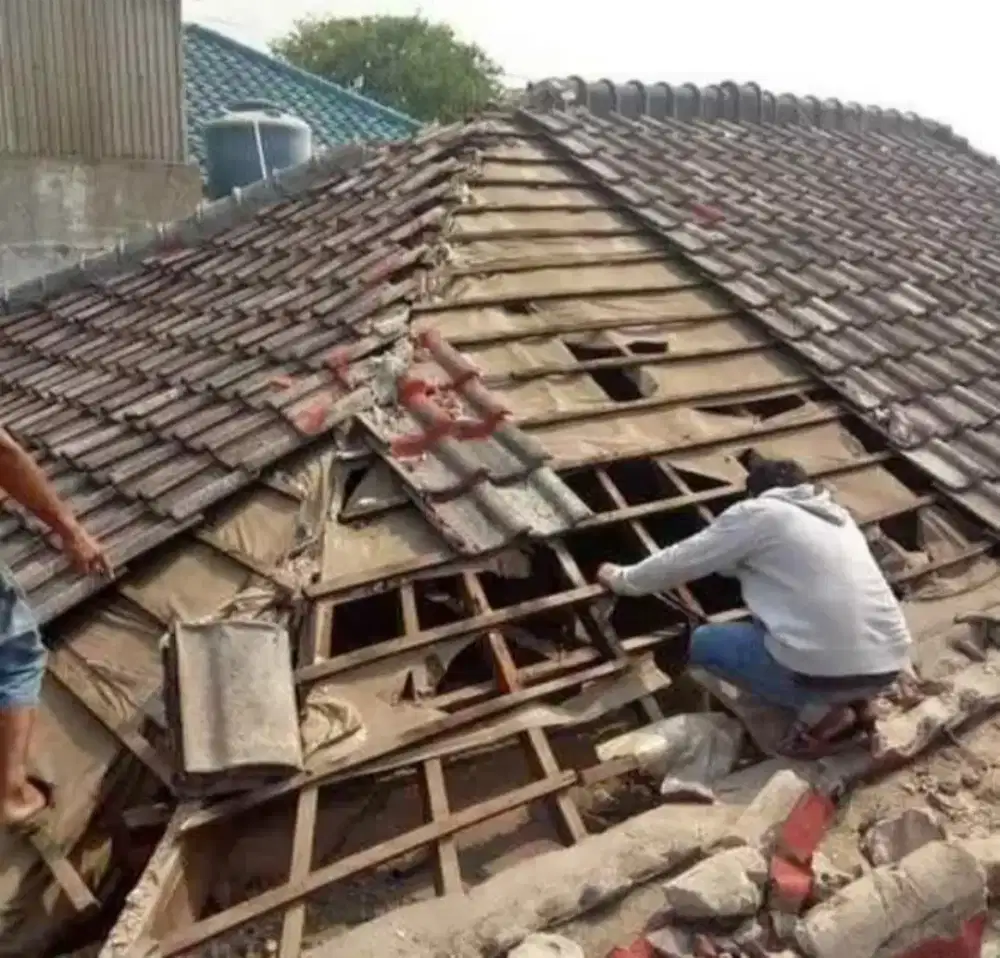 Perbaikan Atap Rumah Kropos