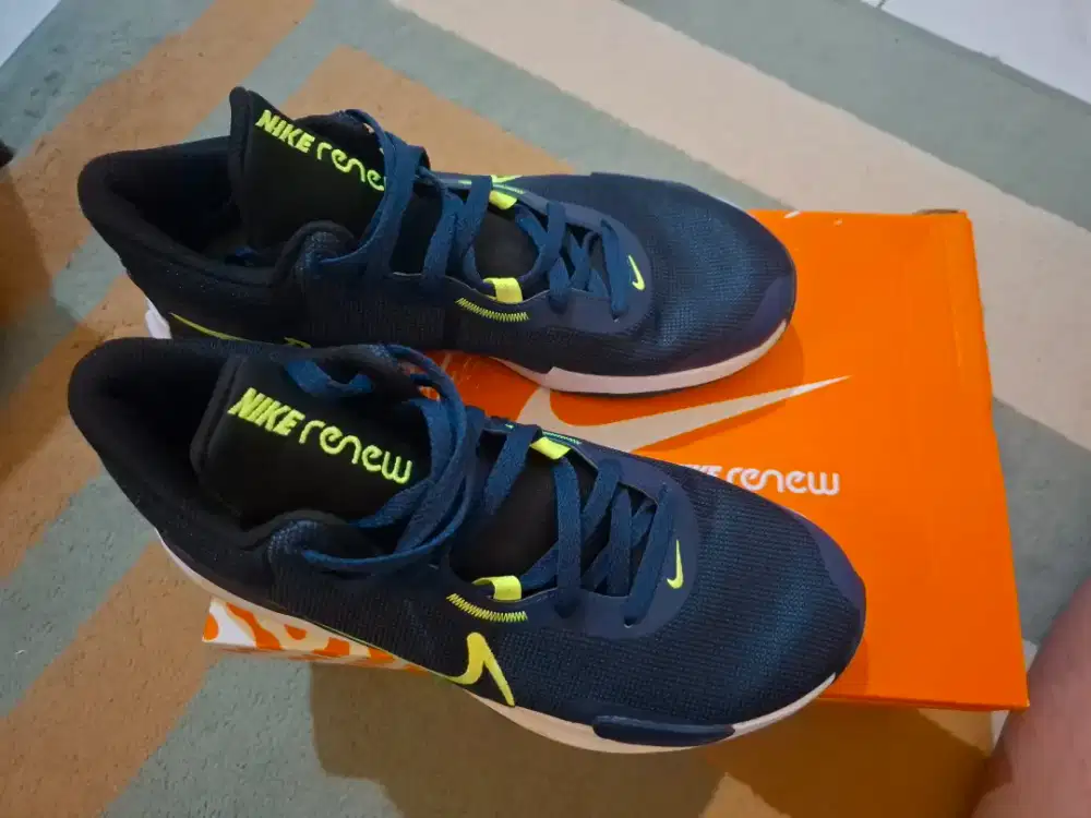 Sepatu Nike renew