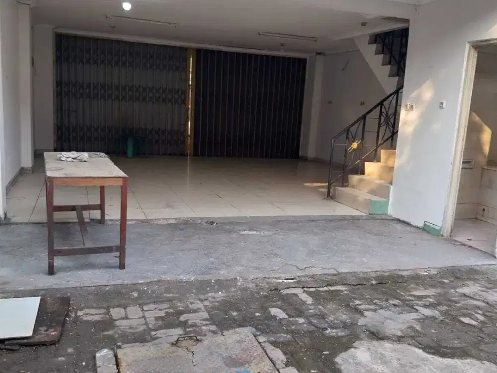 Ruko Aralia 3 lantai, parkiran luas , depan taman.