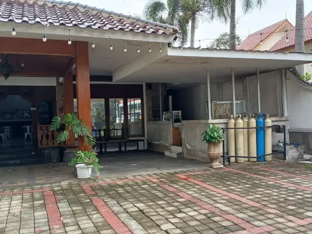 DISEWAKAN RUaNG USAHA eks Resto, Strategis, Bangunan Unik, Pinggir jalan Lb Bulus, dekat MRT FATMAWATI