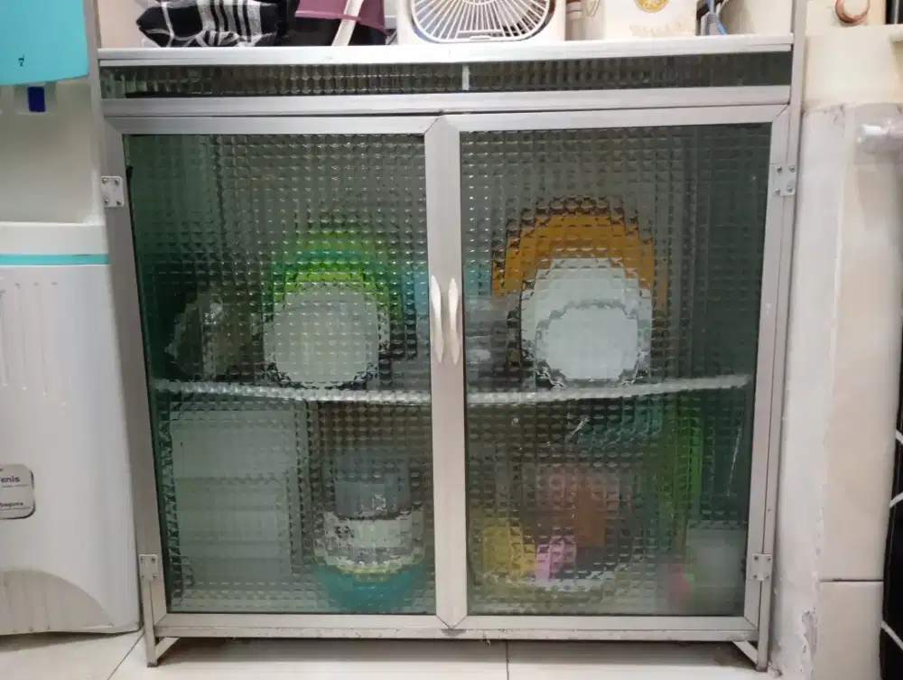 Lemari Piring Aluminium Kaca Kondisi Bagus