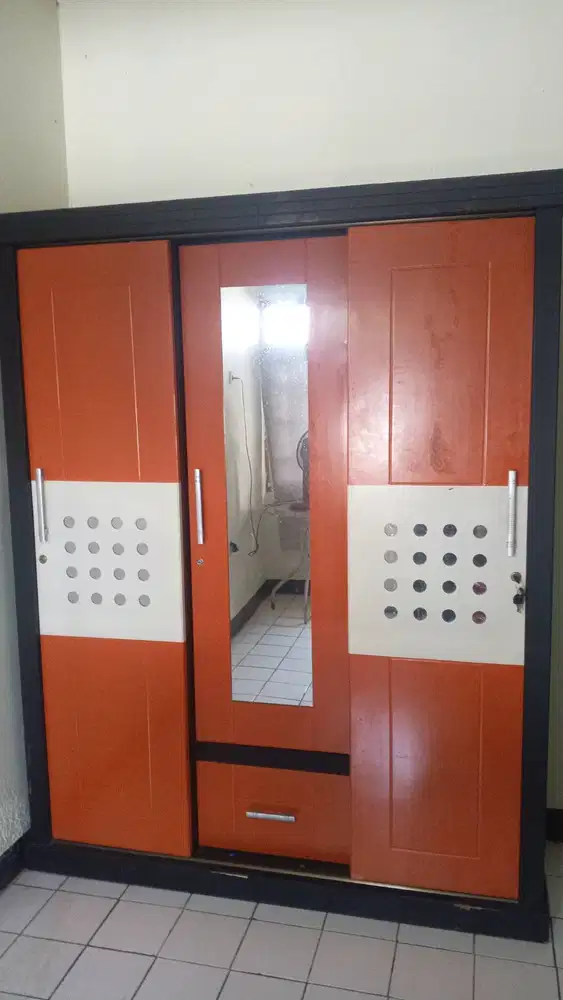 Lemari 3 pintu warna orange