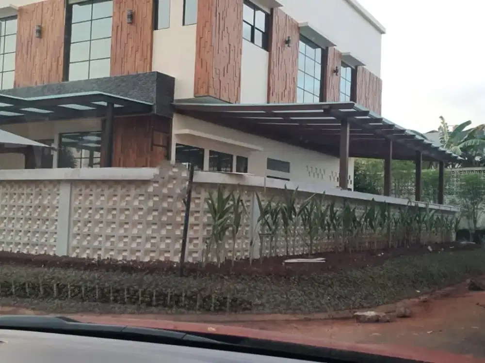 Rumah Cantik Posisi Hook With Swimming Pool dan Pond di Gading Serpong