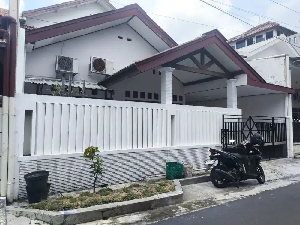 rumah luas bersih bagus siap huni dekat RS  jih