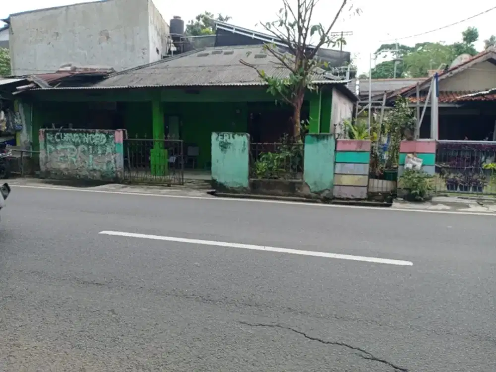 Rumah tua Pinggir jalan raya Lenteng Agung Jaksel