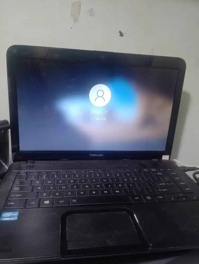 Laptop thosiba satelite core i3