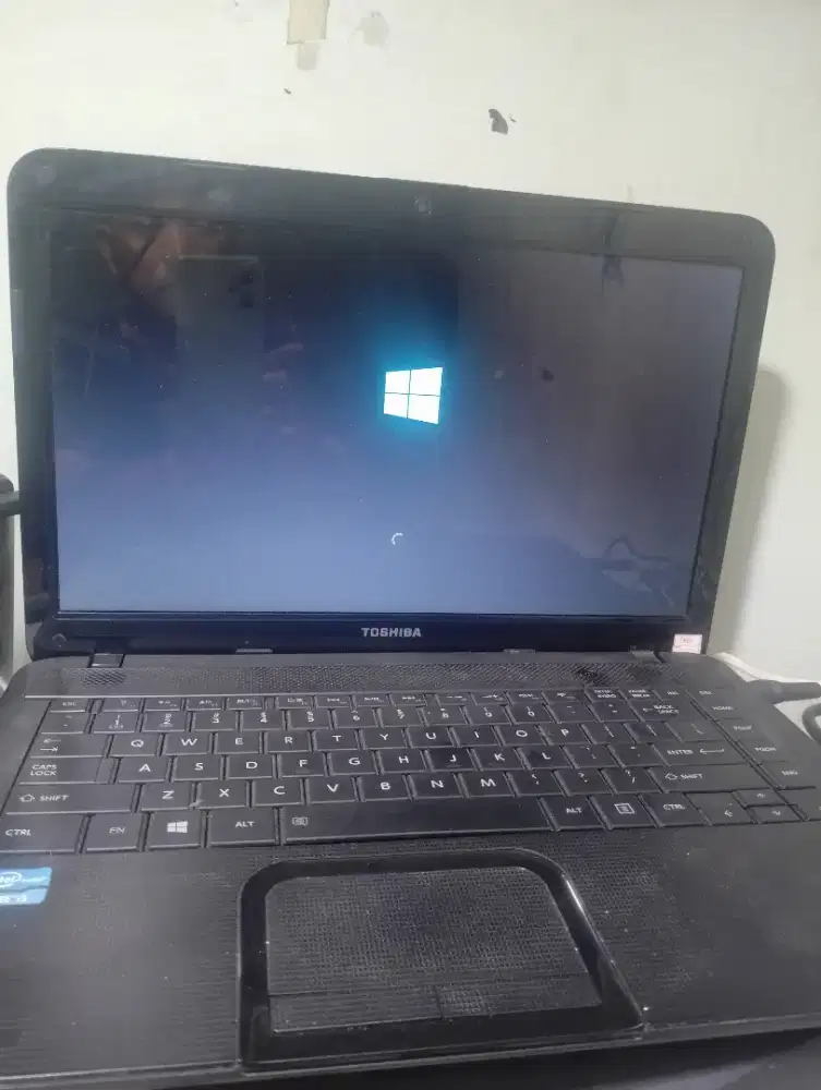 Laptop thosiba satelite core i3
