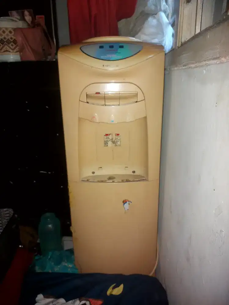 Sanken Dispenser tinggi