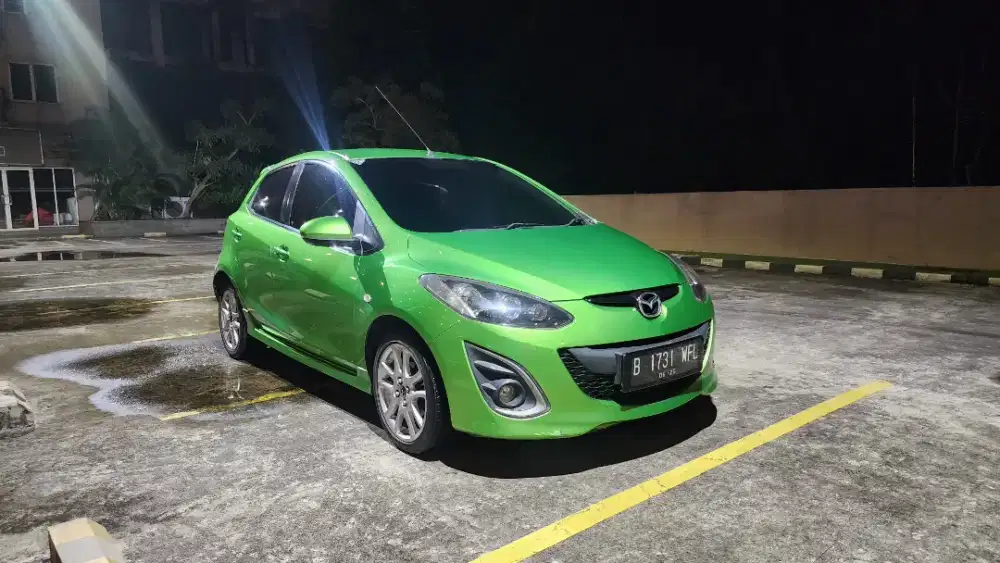 Mazda 2 Hijau Metalik 1.5 HB R Manual 2011 Bensin, Mesin & Body Bagus