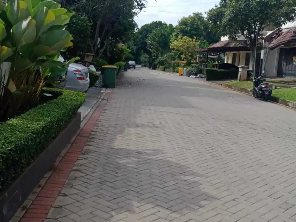 Dijual Rumah lama di komplek elit Cinere, 1 km dari pintu tol andar