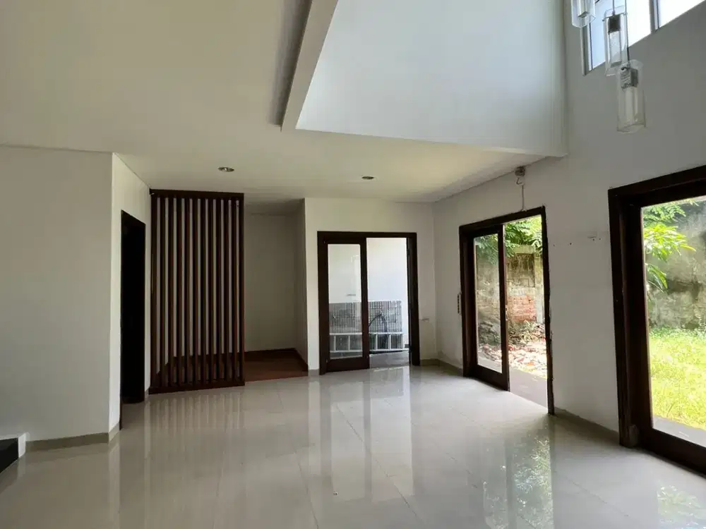Dijual Rumah Luas dan Rapi, Hadap Tenggara di Kencana Loka