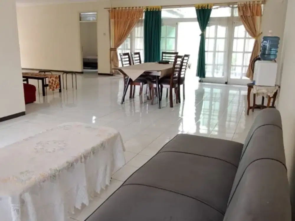DIJUAL CEPAT  RUMAH TUA TERAWAT DI JALAN SURYALAYA BANDUNG