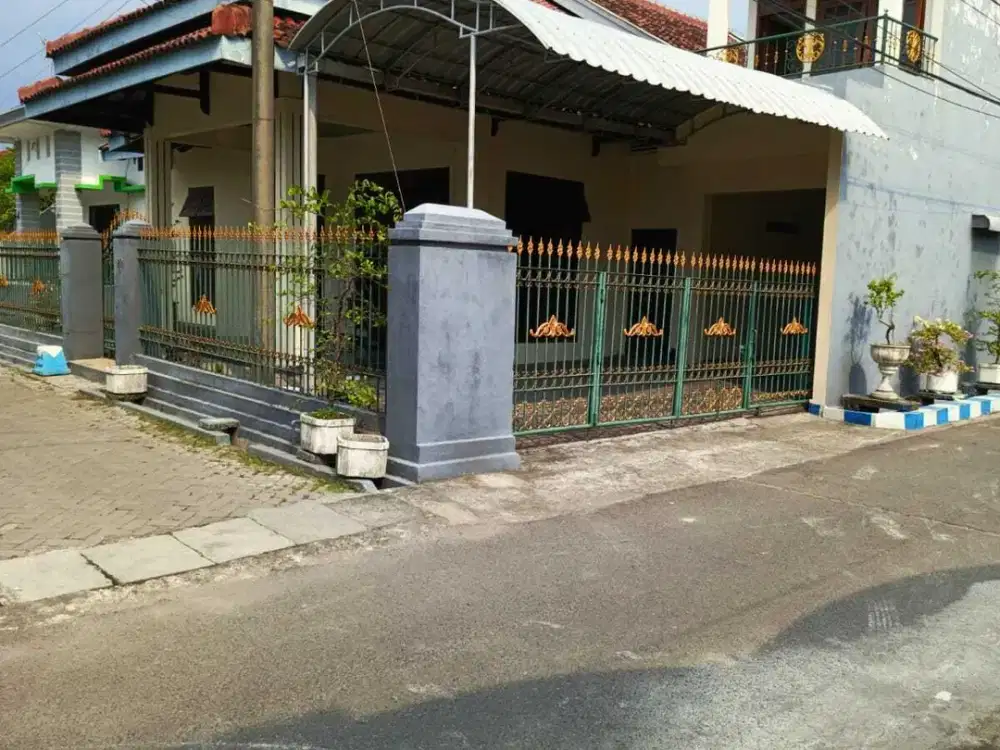 DEKAT ALUN-ALUN KOTA Rumah Jalan Gubernur Suryo Jombang Luas 300 Meter