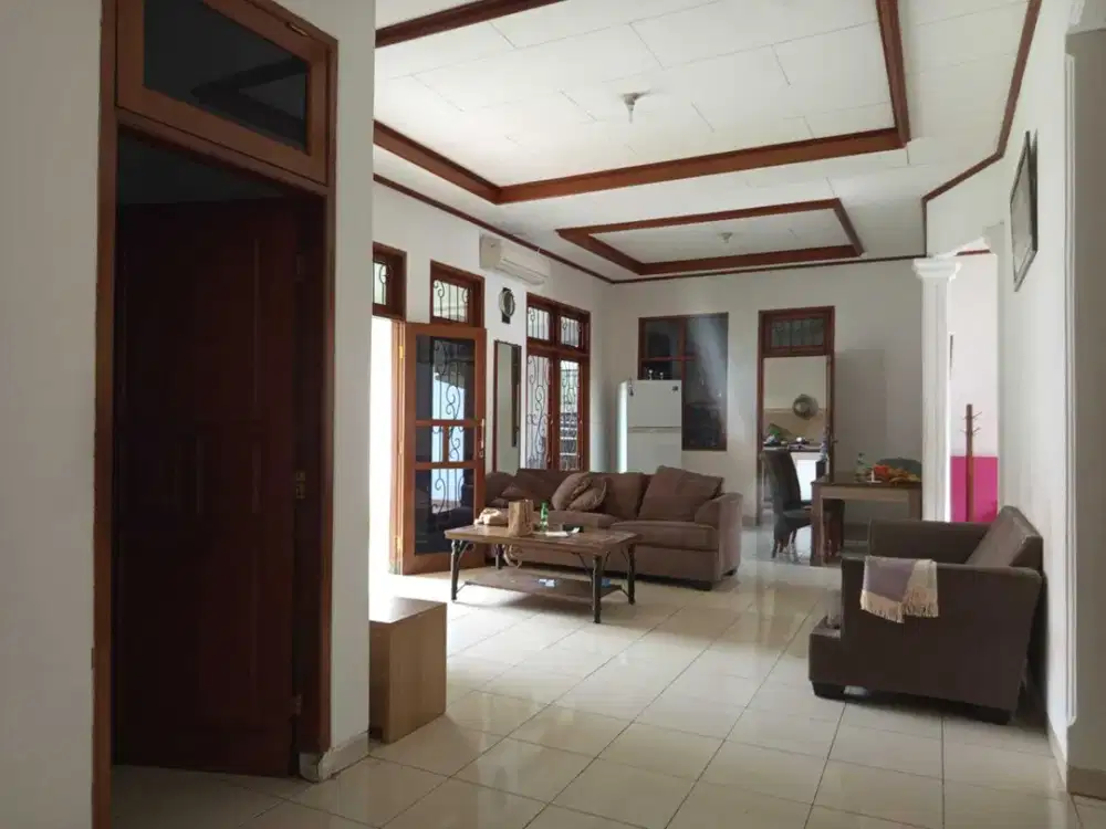 Rumah Lama Kokoh 1 Lantai dalam Komplek di Cinere, Jalan Lebar
