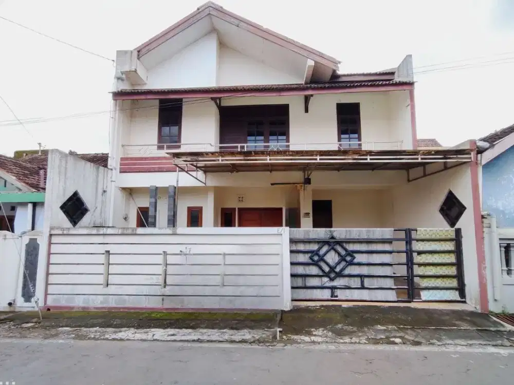 JUAL CEPAT Rumah 2 lantai Dekat Ke Bandara Adi Sumarmo