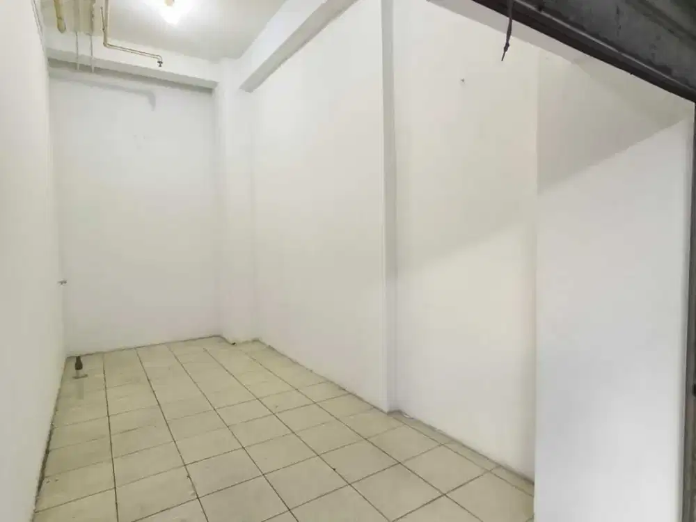 Kios Apartemen Green Bay Pluit Sudah di Cat Ulang Siap Lgsg Usaha