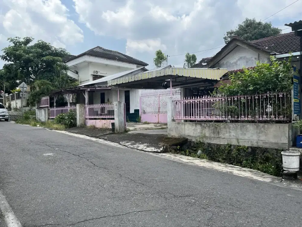 Rumah 586 m2 hitung tanah di tepi jalan mojosongo jebres solo