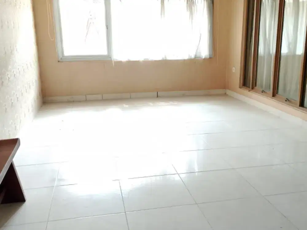 Dijual Rumah Posisi Hook Strategis di Emerald Bintaro