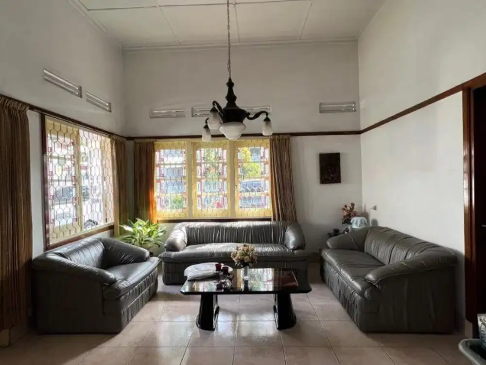 Dijual Rumah Luas Semi Furnished Lokasi Strategis di Cihapit