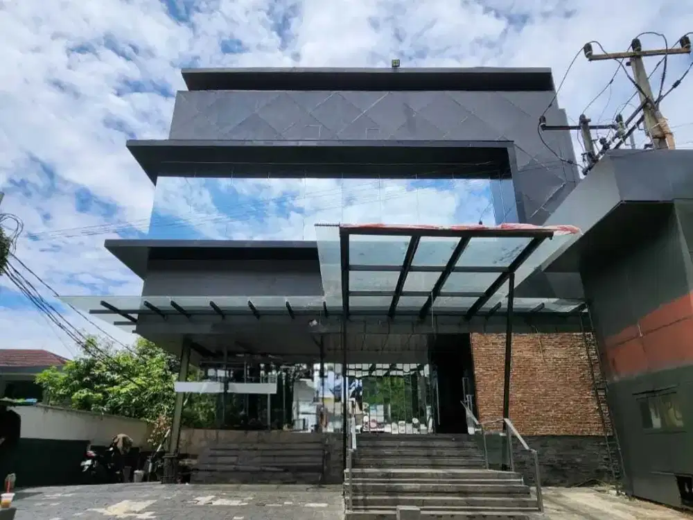 Di sewakan gedung ex kape lokasi Kemang raya Jakarta Selatan