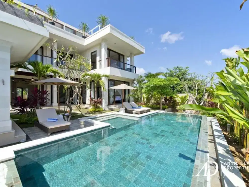 FREEHOLD 3-LEVEL VILLA WITH STUNNING OCEAN VIEWS