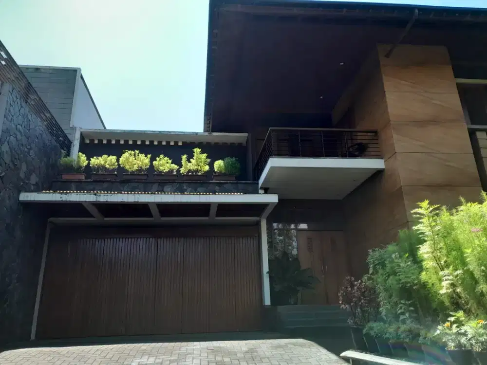 Dijual Rumah Mewah 2 Lantai dengan Taman Luas di Mainroad Ir.Djuanda