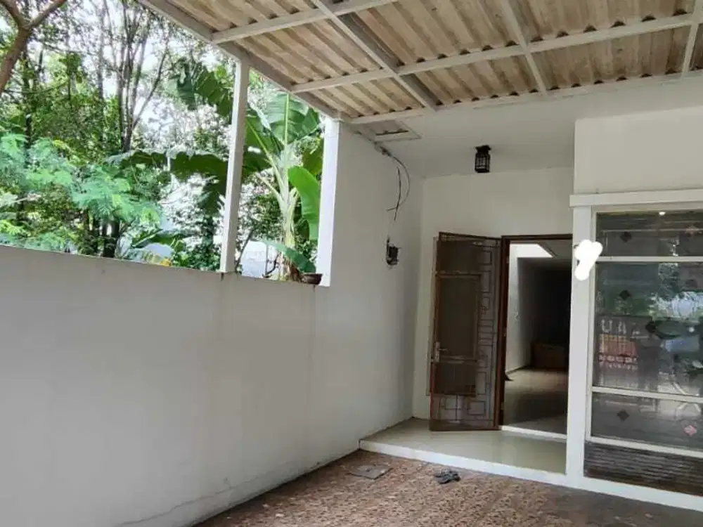 Di JUAL rumah 3 lantai - Meruya Utara