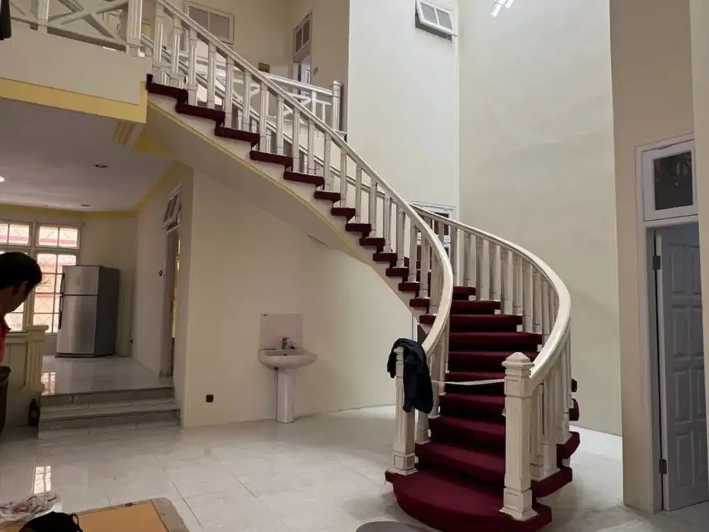 Disewakan Rumah Semi Furnish Darmo Satelit Indah Dekat RS Mitra