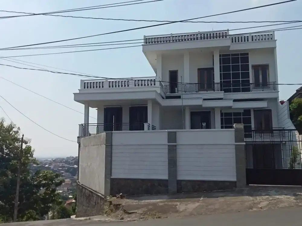 Di Jual Rumah Cakep 4 Lantai Siap Huni di Semarang