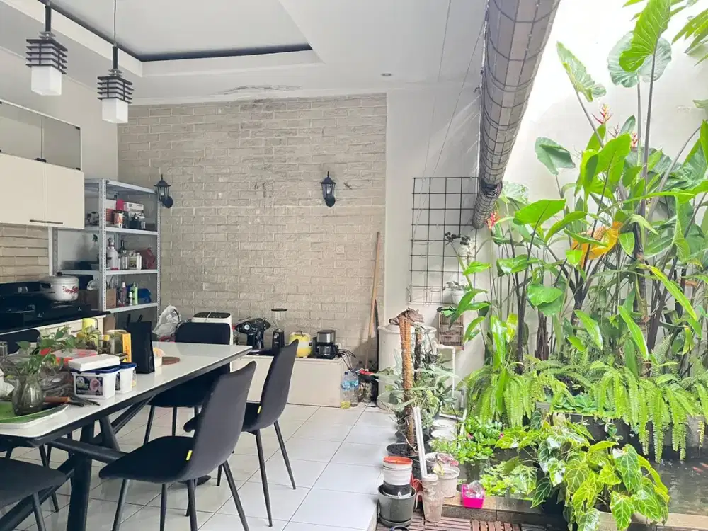 Dijual rumah Legenda Wisata, cantik taman belakang terbuka