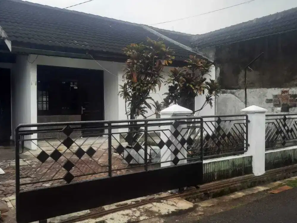 Dijual rumah hitung tanah di komplek Antapani
