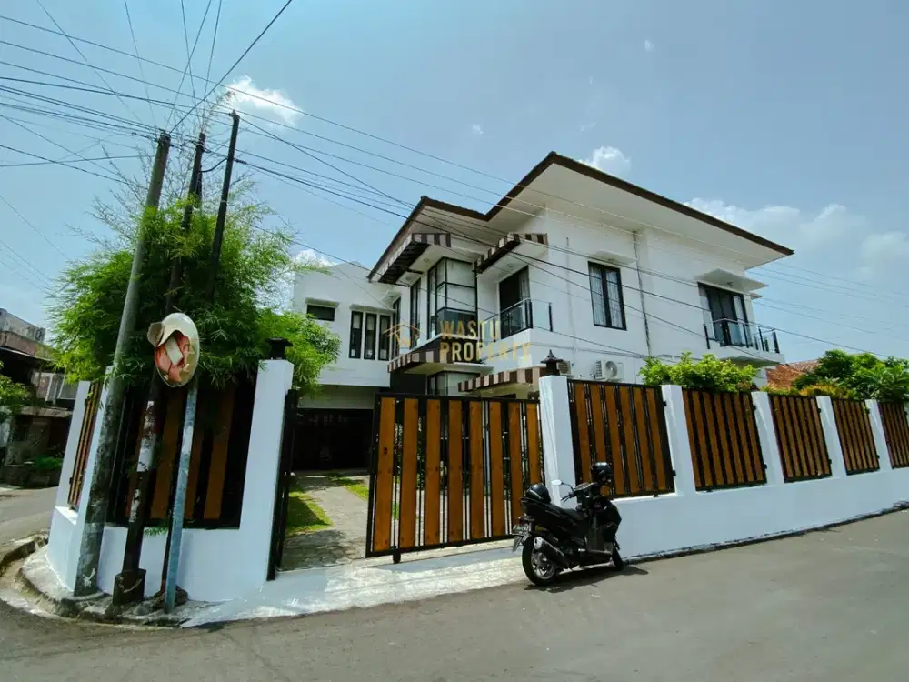 RUMAH MEWAH DEKAT STASIUN LEMPUYANGAN DI BACIRO