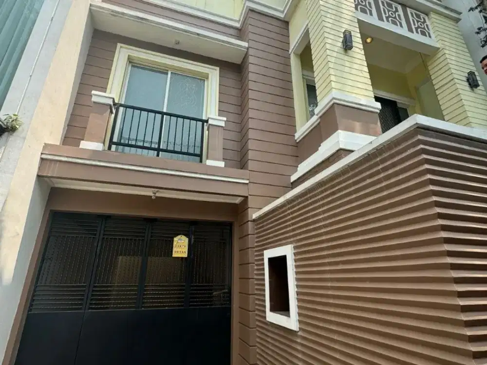 DIJUAL RUMAH PIK 1 TOWN HOUSE EMERALD UK 8x15 (3 LANTAI) HADAP TIMUR