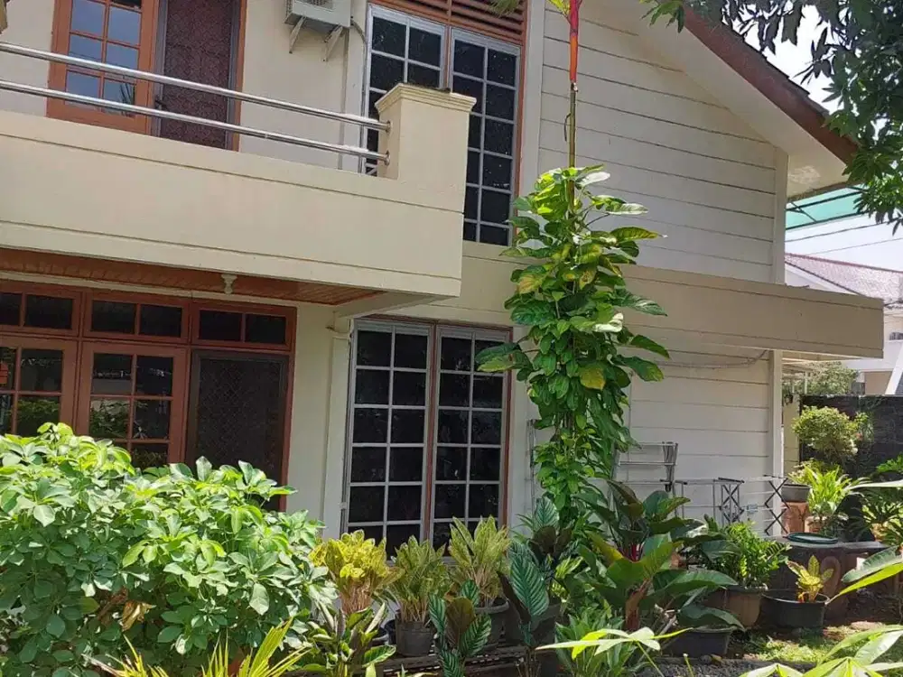 Dijual Rumah Hook Megah & Terdapat Kolam Ikan & Taman di Kelapa Gading