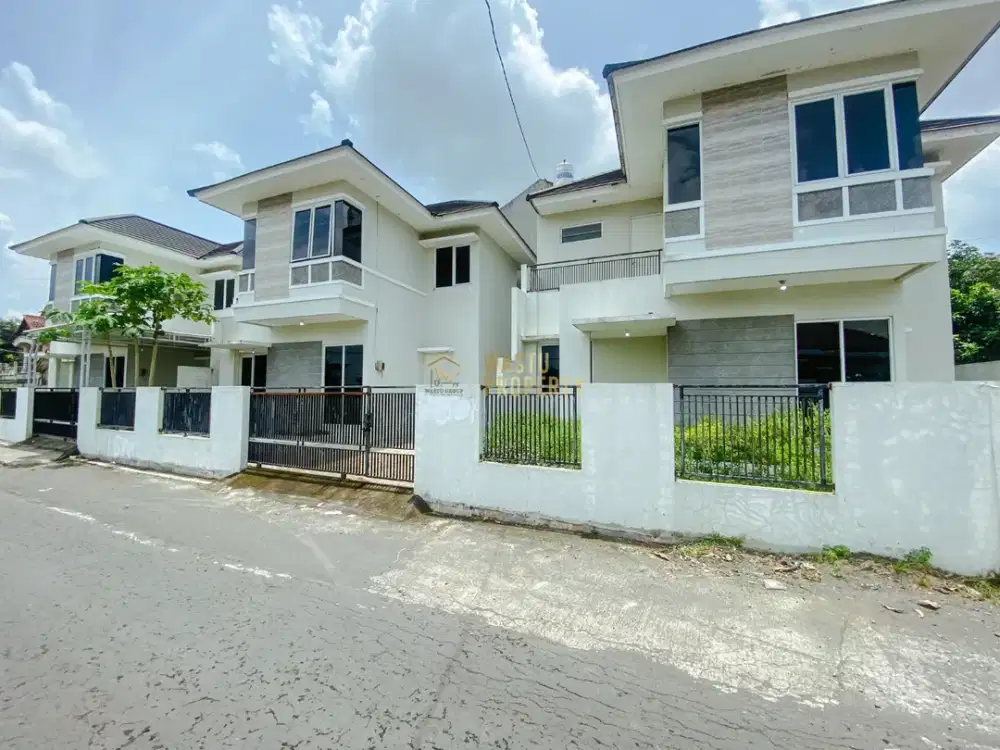 RUMAH BARU SIAP HUNI 4 MENIT DARI BANDARA ADI SUTJIPTO