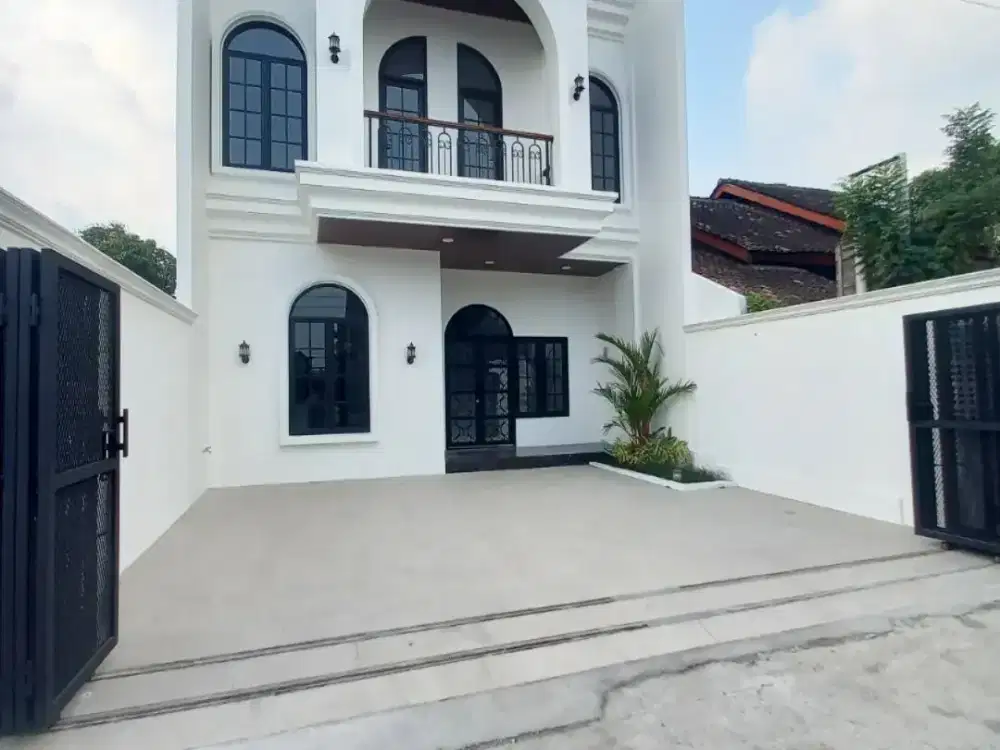 RUMAH MEWAH SIAP HUNI DEKAT STADION MAGUWO