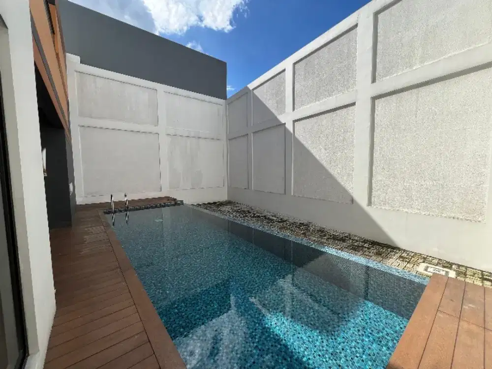 Dijual Rumah Luas 300 m² Ada Kolam Renang Pribadi di Gading Serpong